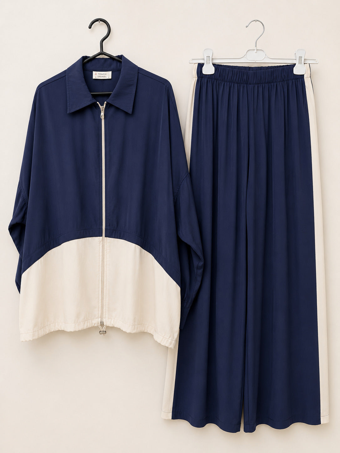 Ensemble de survêtement bleu marine et crème